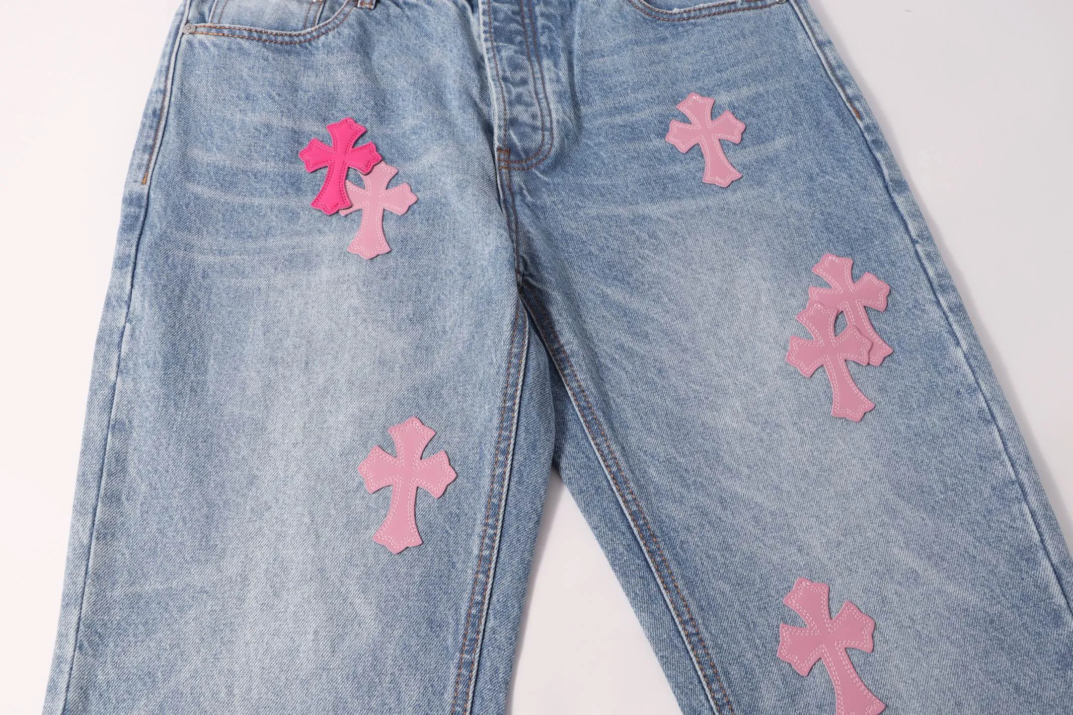 P230 Style No.: H922 Chrome Hearts & Chrome Hearts Classic Blue Pink Leather Jeans for Men and Women (Pingtai Original) Styles with different washes and textures, very friendly to people with thin legs and thick legs. The slightly flared version is very flattering to the leg shape. Moderate length that never goes out of style, easy to match with casually, basic styling for various styles, a must-have in the wardrobe! The fabric is stiff but also makes the upper body soft without losing texture. The washing process is even more perfect. It is a must-have item for everyone! ! ! Washed wheat, hang tag, pants label, three labels complete Color: blue Size: 28-30-32-34-36